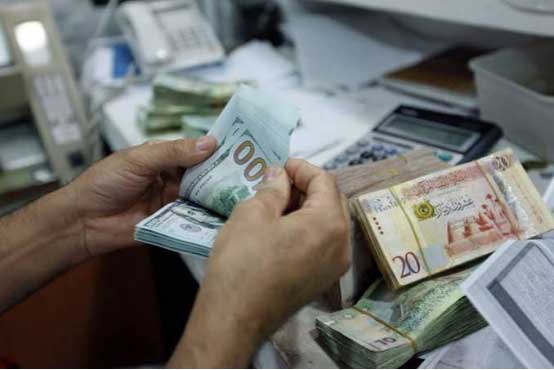 الدولار يقترب من 10 دنانير.. تراجع الدينار يضغط على دخل الليبيين