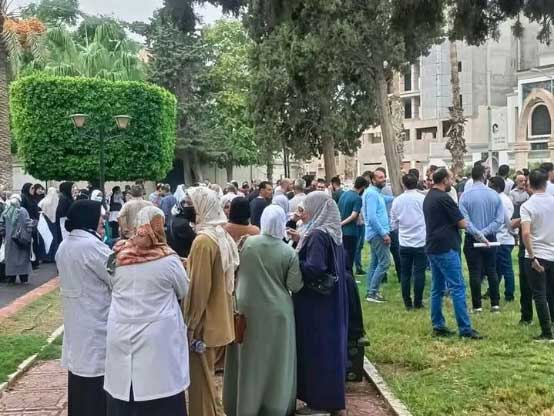 العاملون في القطاع الصحي يحتجون أمام مجلس الوزراء تعبيرًا عن غضبهم من حكومة الدبيبة